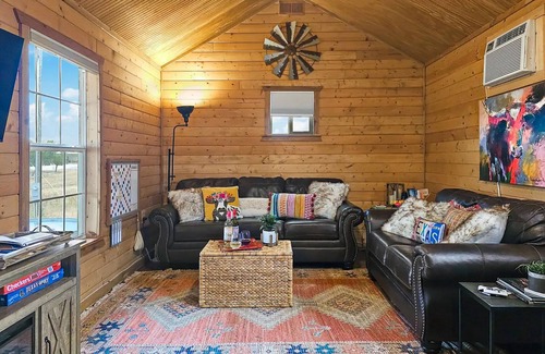 Fredericksburg Cabin | Texas Hill Country cabin with stock tank pool & porch with amazing views