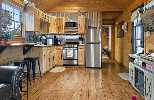 Fredericksburg Cabin | Texas Hill Country cabin with stock tank pool & porch with amazing views
