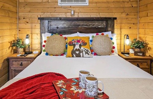 Fredericksburg Cabin | Texas Hill Country cabin with stock tank pool & porch with amazing views