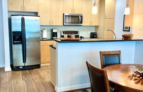 MacGregor Apartment | Texas Medical Center Apt.- Modern 2 Bed-2 Bath: Wifi-Gym-Pool-Safe Bldg.
