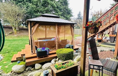 Graham House | tExclusive 1500 SQ.FT. 2BR Suite Hot Tub,Sauna,Gym,BBQ