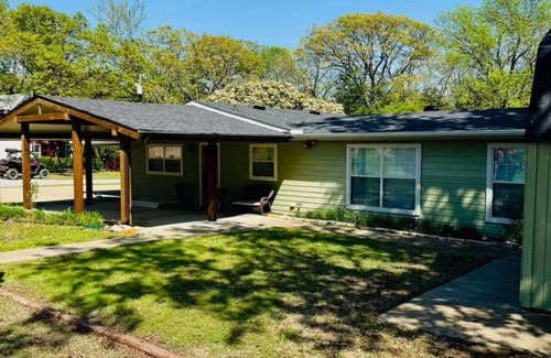 Pottsboro House | Texoma Serenity Cabin backs up to lake cove.