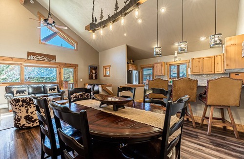 Steamboat Springs House | TH w/NEW HotTub+Slope Views-Easy access to Ski/Town -2 King en Suites-Garage-W/D-Grill-Fireplace-Nea