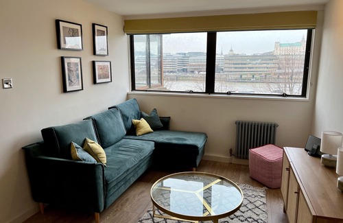 South Bank Apartment | Thames Bankside River view city apartment