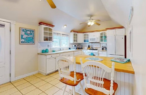 Buzzards Bay House | Thanksgiving 2025: Just 20 minutes from historic Plymouth! Walk to Beach.