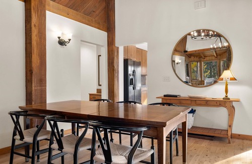 Sisters House | Thanksgiving Escape: 8+ Acre Waterfront Home w/Mountain Views & Pickleball Fun!