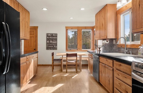 Sisters House | Thanksgiving Escape: 8+ Acre Waterfront Home w/Mountain Views & Pickleball Fun!