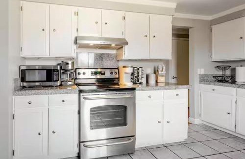 Park East House | Thanksgiving Family Home with Game Room & 9 min drive to Pearl St