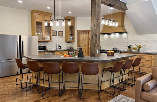 Freetown Cabin | THANKSGIVING READY! 16ac w/hot tub+fire pit+arcade,+pond+theater room+htd pool!