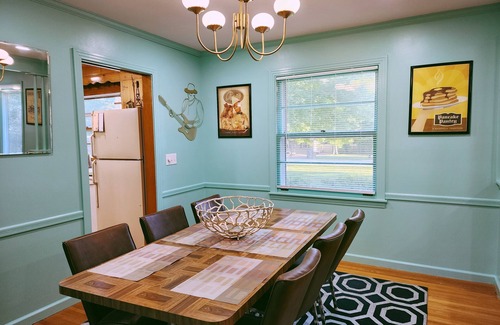 Donelson House | That 60's Place -Near Opry, Airport & Dwtn - 3bdrm - 75" TV - Step back in time!