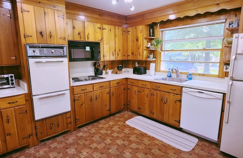 Donelson House | That 60's Place -Near Opry, Airport & Dwtn - 3bdrm - 75" TV - Step back in time!