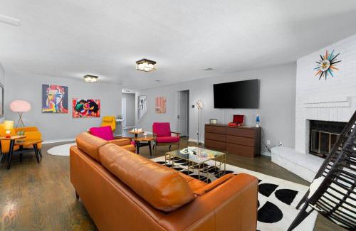 Round Rock House | That 70s House -Fun 6 Bedroom W Pool & Game Room