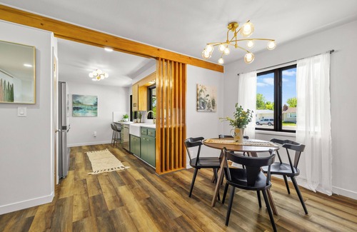 West End House | "That-Place!" Brand new remodel. 3 queen bedrooms, 2 full baths,2 living rooms.