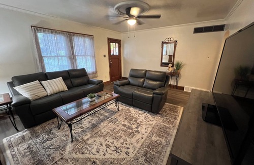 Steubenville Apartment | That's Amore! - Cozy 2-bedroom apartment in charming Steubenville with WiFi, AC