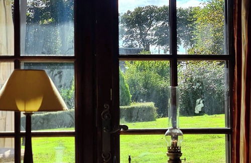 Sainte-Helene-Bondeville House | Thatched cottage at the anemone pond