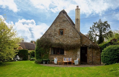 Great Tew Cottage | Thatch on the Green - Beautiful cottage near Soho Farmhouse. Pet friendly.