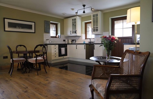 Aisgernis Cottage | Thatched Cottage near Daliburgh, Fully kitted kitchen, Out house drying room,