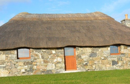Aisgernis Cottage | Thatched Cottage near Daliburgh, Fully kitted kitchen, Out house drying room,