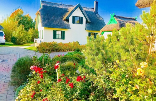 Glowe House | Thatched cottage Vera first row to the Baltic Sea beach wifi sauna fireplace washing machine