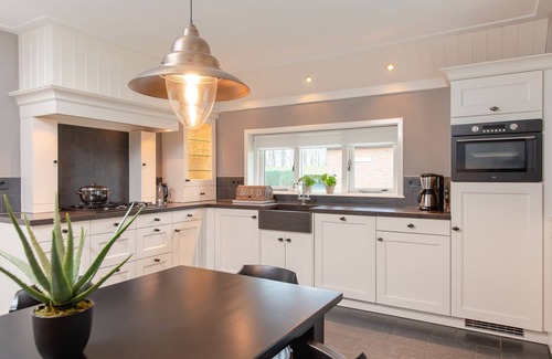 Notter Cabin | Thatched, luxurious and spacious holiday farmhouse