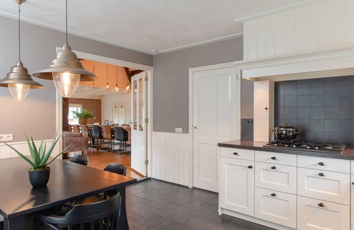 Notter Cabin | Thatched, luxurious and spacious holiday farmhouse