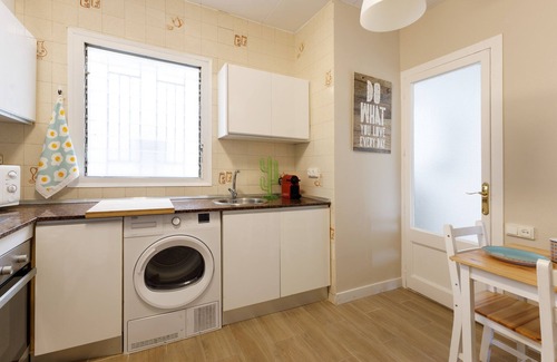 Sant Antoni Apartment | The 100sqm, sunny, 3 bedrooms, 2 baths apartment, 6pax, in central Barcelona