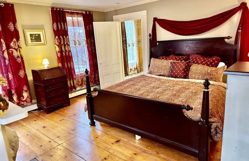Groton House | The 1828 Carriage House. 5 King & 4 Twin beds.