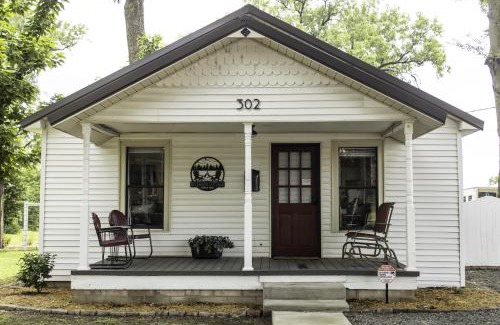 Russellville Apartment | The 1950s Retro Riverside Cottage