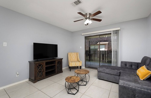 Brownsville Condo | The 3 Queen Suite by 802 & Paredes