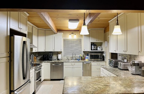 Mi-Wuk Village Cabin | The 4 bedroom, EV charger Celestial Home near Pinecrest lake.