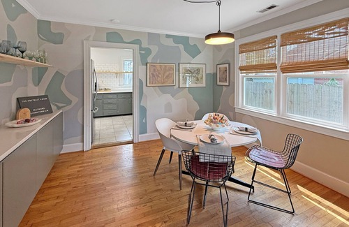 Sunset Park House | The Abstract Abode ~ Creative & Cozy Stay Curated by Local Artist -Near Downtown