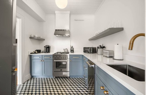 Hyde Park Apartment | The Adaline 7 Luxury Hyde Park Apt
