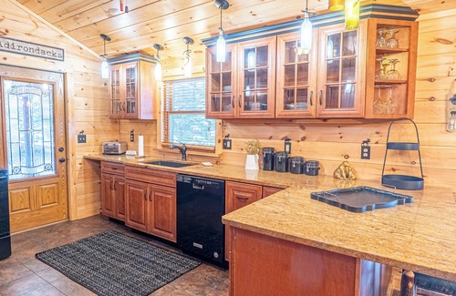 Lake George House | The Adirondacker- Spacious 4-bedroom house in charming Lake George with AC, WiFi
