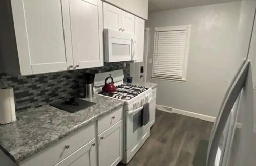 Greater South Side House | The Airport Sanctuary. Minutes to Airport and DWTN.