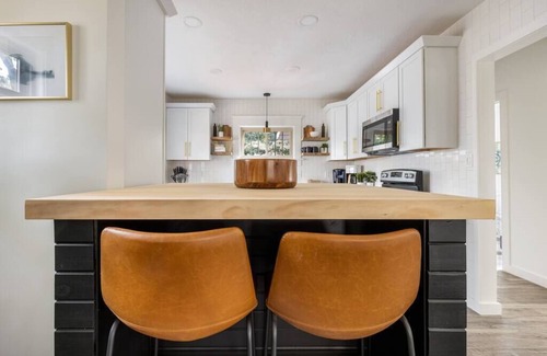 Highland Square House | The Akron Retreat | Modern 3-Bedroom Oasis
