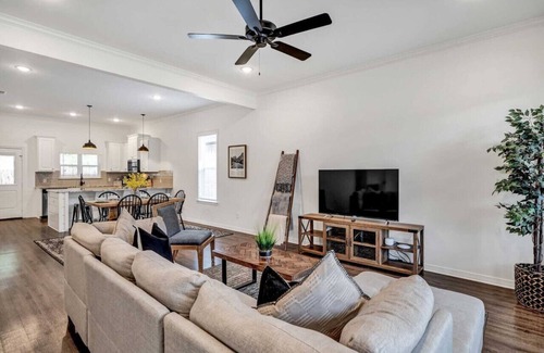 Tyler Apartment | THE ALAMO HOUSE King size bed Fast internet!