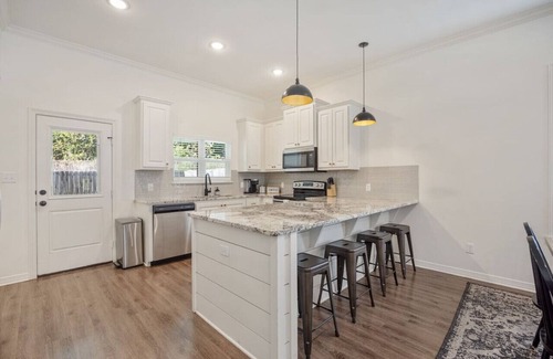 Tyler Apartment | THE ALAMO HOUSE King size bed Fast internet!