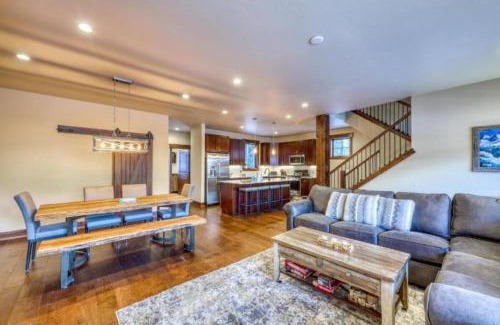 Keystone House | The Alders Townhomes In East Keystone - Luxury 3 Bedroom Den