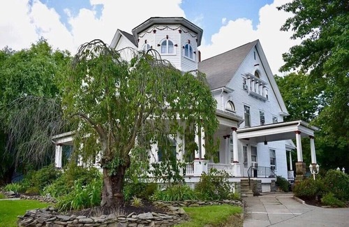 Towanda Bed & Breakfast | The Alice at Victorian Charm Inn