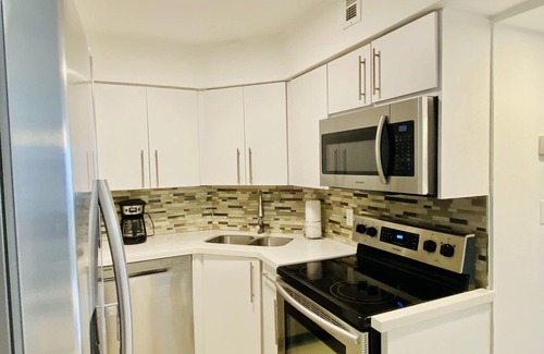 La Gorce Condo | The Alicia on the Beach! 2BR/2BA Resort Experience