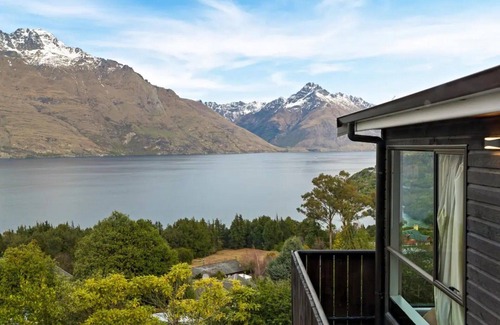 Sunshine Bay House | The Alpine - Queenstown Holiday Home