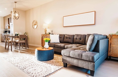 Calgary House | The Amber | Sleeps 6 | Close to Airport