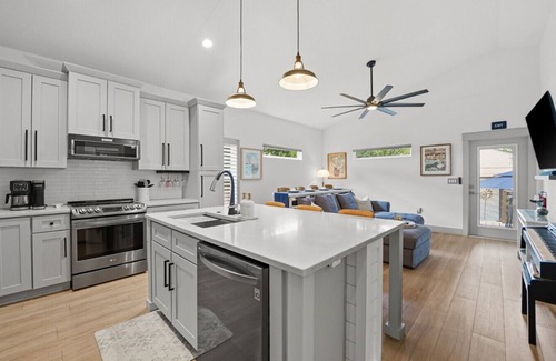 Lincolnville House | The Ambrose House - Located in historic Downtown!
