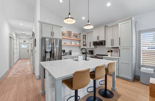 Lincolnville House | The Ambrose House - Located in historic Downtown!
