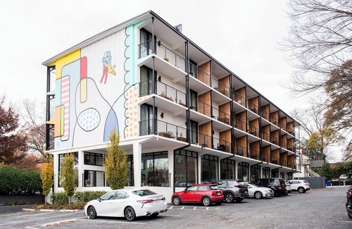 Virginia Highland Apartment | ~The Amelia~ Rooftop Skyline Cozy Walkable