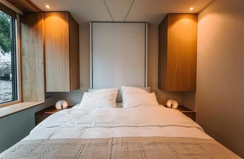 Jordaan Boat Rental | The Amsterdam Houseboat Family - de Jordaan Brand New Houseboat!