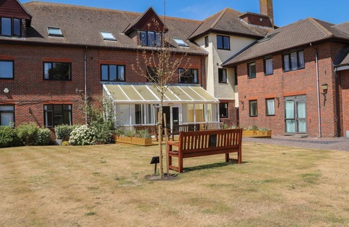Littlehampton Cottage | THE ANCHOR’S NEST AT MARINE COURT, family friendly in Littlehampton