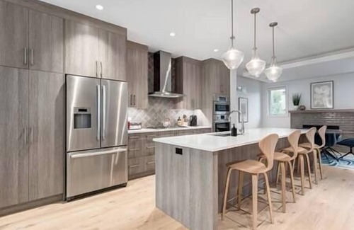 Richmond House | The Anna: Upscale 5 Beds in Trendy Marda Loop - Parking, A/C