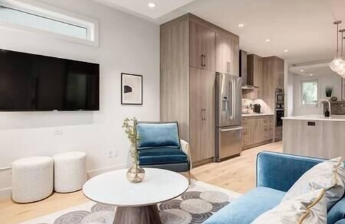 Richmond House | The Anna: Upscale 5 Beds in Trendy Marda Loop - Parking, A/C