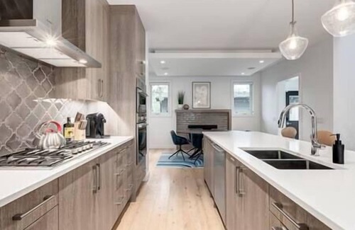 Richmond House | The Anna: Upscale 5 Beds in Trendy Marda Loop - Parking, A/C